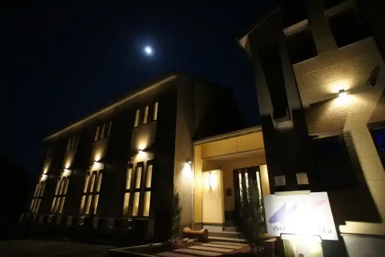 マイカの夜の外観